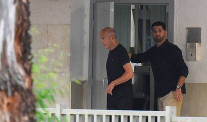 El ex pirmer ministro israel&iacute; Ehud Olmert sale de la c&aacute;rcel de, Maasiyahu, cerca de Tel Aviv. 