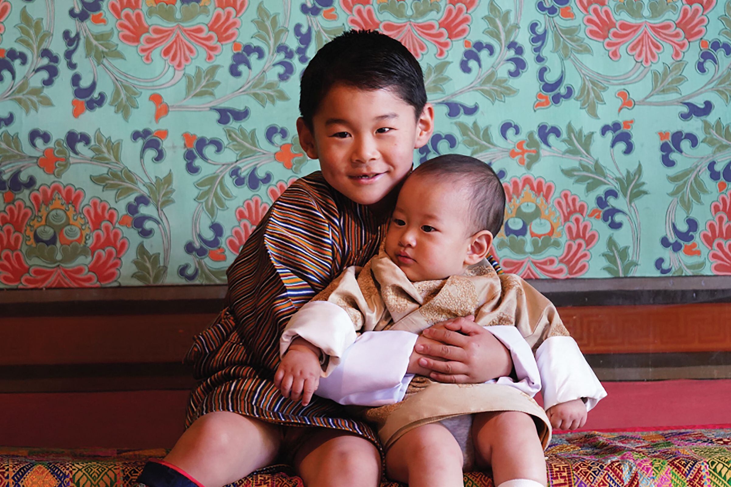 Los dos hijos de los reyes de Bután en su última foto oficial. Los príncipes Jigme Namgyel, de cuatro años  y Jigme Ugyen, de siete meses.