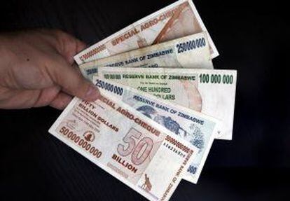 Zimbabue Dice Adios A Los Billetes De 100 000 000 000 000 Dolares Economia El Pais