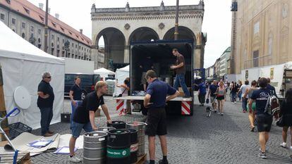 Unos jóvenes desmontan una feria de cerveza en Múnich.