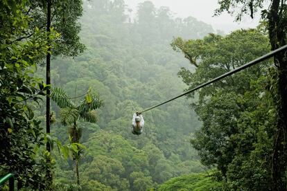 Tirolina en el bosque nublado de Monteverde (Costa Rica).
