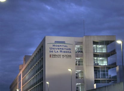 Vista del hospital de la Ribera, en Alzira, que ahora cumple 10 años.