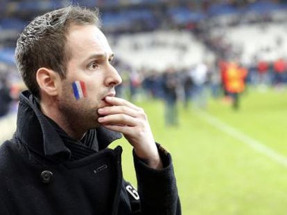 Un aficionado franc&eacute;s en el estadio de Saint Denis.