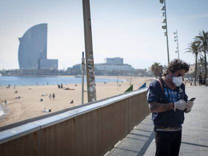 Gent aquest diumenge al barri de la Barceloneta.