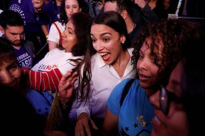 La candidata demócrata Alexandria Ocasio-Cortez celebra la victoria de su candidatura a la Cámara de Representantes en Nueva York, el 6 de noviembre de 2018.