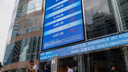Una pantalla muestra la evolución del principal índice de la Bolsa china, en Hong Kong, el pasado 18 de agosto.