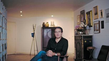 El escritor colombiano, Juan Gabriel Vásquez, en su apartamento al norte de Bogotá. 4 de mayo de 2022