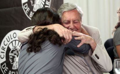 Carlos Jiménez Villarejo abraza a Pablo Iglesias en un acto celebrado en julio de 2014 en Madrid.