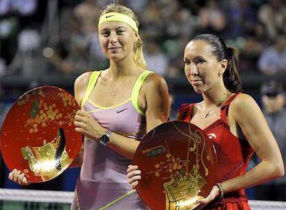 La tenista posa con su trofeo junto a Jelena Jankovic, retirada por lesión