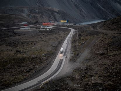 Un camión en la carretera que lleva al cruce fronterizo de Los Libertadores, entre Argentina y Chile.