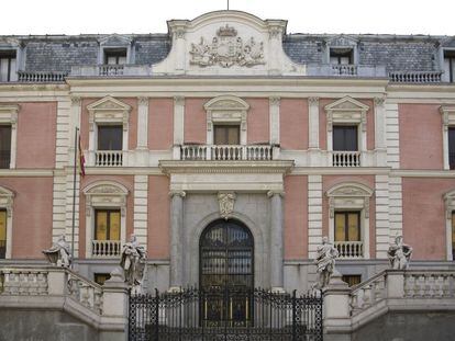 Exterior del Salón de Reinos visto desde la calle Méndez Núñez.