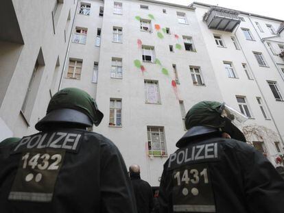 La polic&iacute;a de Berl&iacute;n desaloja una casa okupada en la ciudad alemana.