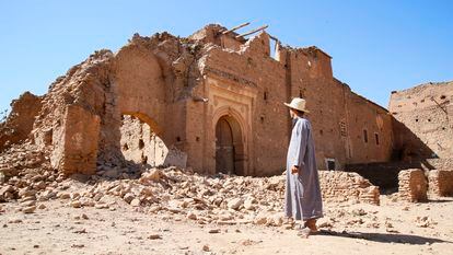 Un hombre observa el palacio Hammad Al-Asri Al-Mazoudi de la localidad de Tamazirt (Marruecos), dañado por el terremoto de 6.8 grados que sacudió el país el pasado 8 de septiembre.