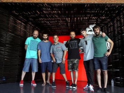 De izquierda a derecha, el guionista, Paco Reyes, Rayden, el Langui, MC Randy, Invert y Rafa de los Arcos durante la presentacion del documental 'Dos Platos y un Microfono' en la Cineteca de Matadero Madrid.