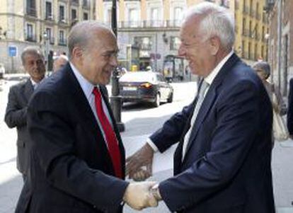 El ministro de espa&ntilde;ol de Asuntos Exteriores, Jos&eacute; Manuel Garc&iacute;a-Margallo (d), recibe al secretario general de la OCDE, &Aacute;ngel Gurr&iacute;a, con quien se ha reunido hoy en el Palacio de Santa Cruz. 