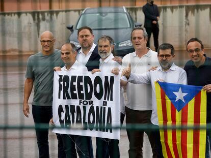De izquierda a derecha, Raül Romeva, Jordi Turull, Oriol Junqueras, Jordi Cuixart, Quim Forn, Jordi Sànchez y Josep Rull, al salir de la prisión de Lledoners, el 23 de junio de 2021.