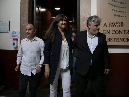 Laura Borràs, junto a Jordi Turull y Albert Batet, tras ser suspendida de su cargo el pasado mes de julio.