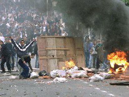 Cientos de argelinos tomaron las calles de Tizi-Uzu (Cabilia) en protesta por la muerte de un joven.