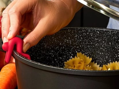 Utensilios de cocina graciosos de Amazon: un levantador de ollas