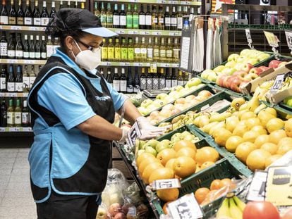 Una empleada trabaja en un supermercado en Cataluña.
