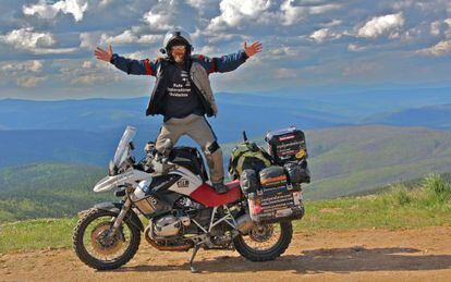Miquel Silvestre a lomos de su motocicleta, Atrevida, en la Top of the world highway de Alaska.