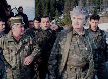 Karadzic (derecha) inspecciona el frente de la guerra de Bosnia el 15 de abril de 1995 con Mladic (con gorro).