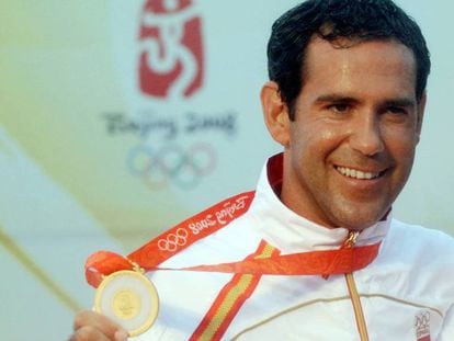 Fernando Echávarri posa con la medalla de oro en los JJOO de Pekín.