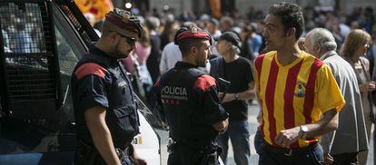Concentración en la Plaza Sant Jaume en protesta por la represión de la Policia Nacional y la Guardia Civil.