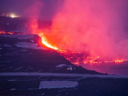 La lava llega al mar, en la costa de Tazacorte el miércoles.