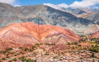 Vista del cerro de los siete colores, en Purmamarca, en la provincia argentina de Jujuy.