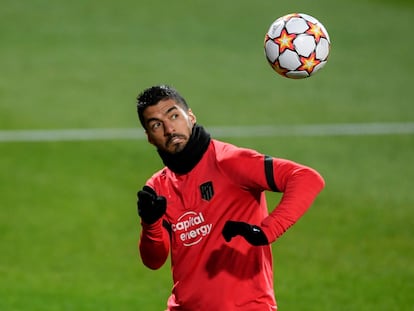 Luis Suárez, durante el último entrenamiento del Atlético previo al partido con el Milan. (Photo by OSCAR DEL POZO / AFP)