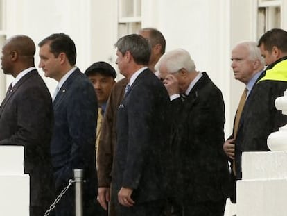 Los senadores Ted Cruz y John McCain abandonan la Casa Blanca tras reunirse con Barack Obama.