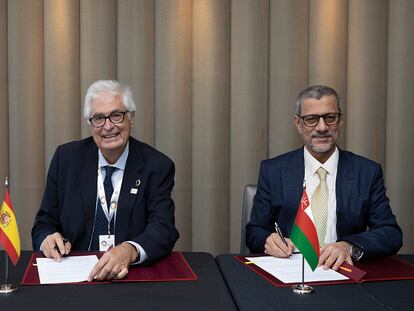 El presidente de Cofides, José Luis Curbelo, y el presidente de Oman Investment Authority, Abdulsalam Al Murshid, durante la firma del acuerdo
