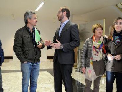 Javier Maroto, tercero por la izquierda,en el Parlamento vasco con Patxi Gómez y los miembros de Ayudas+justas.