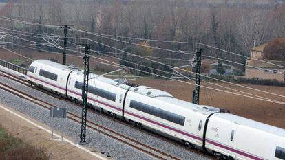 Un convoy de un tren de alta velocidad efect&uacute;a pruebas estos pasados d&iacute;as en la l&iacute;nea de Girona.