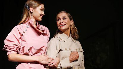 La modelos Gigi Hadid y Lauren Hutton desfilaron juntas en la Semana de la moda de Milán en septiembre.