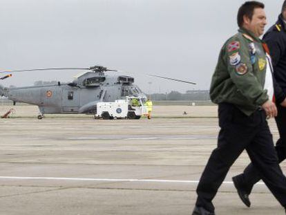 Un helic&oacute;ptero de la Armada espa&ntilde;ola en las pistas del aeropuerto de Rota.