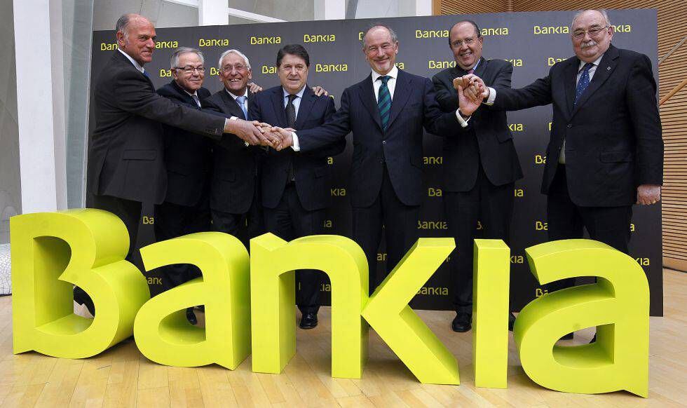Rodrigo Rato (tercero por la derecha), junto a los jefes de las otras cajas que formaron Bankia, en marzo de 2011, unos meses antes de la salida a Bolsa.