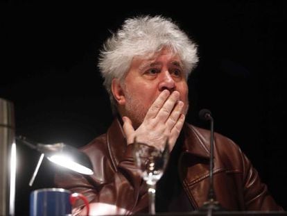 Pedro Almod&oacute;var, ayer, durante su clase magistral en el C&iacute;rculo de Bellas Artes de Madrid. 