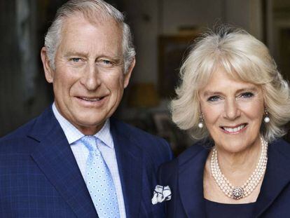 Carlos de Inglaterra y Camilla Parker Bowles en el retrato oficial difundido por el 70 cumplea&ntilde;os de la duquesa.
