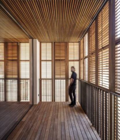 Cada piso cuenta con dos dormitorio, dos baños, cocina/salón/comedor y terraza. Las persianas de lamas abatibles de madera imitan las tradicionales persianas verdes de los balcones del Eixample.