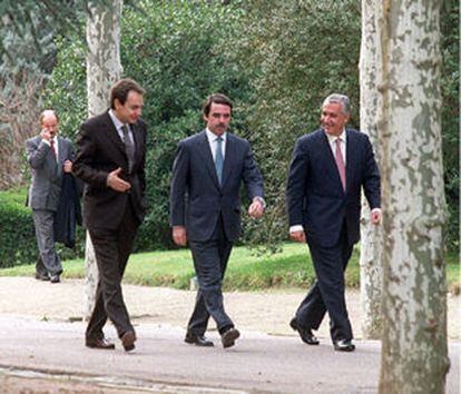 De izquierda a derecha, Rodríguez Zapatero, Aznar y Arenas, en La Moncloa, en una foto de archivo.