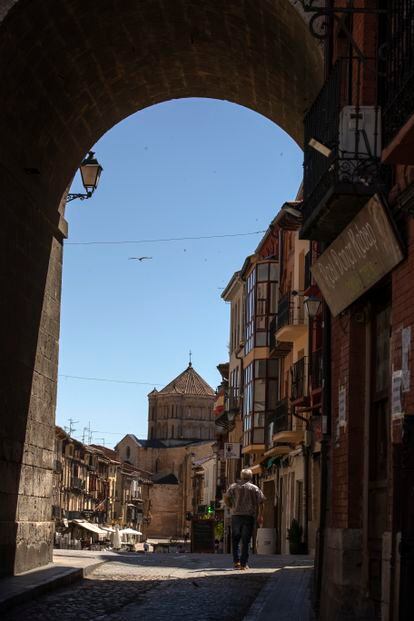 Un hombre camina por el centro histórico de Toro (Zamora).