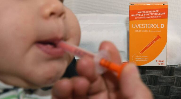 Un niño toma vitamina D con pipeta.