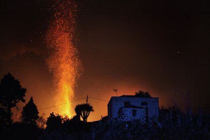 El fuego amenaza una casa en La Palma, en una imagen tomada el 5 de agosto.