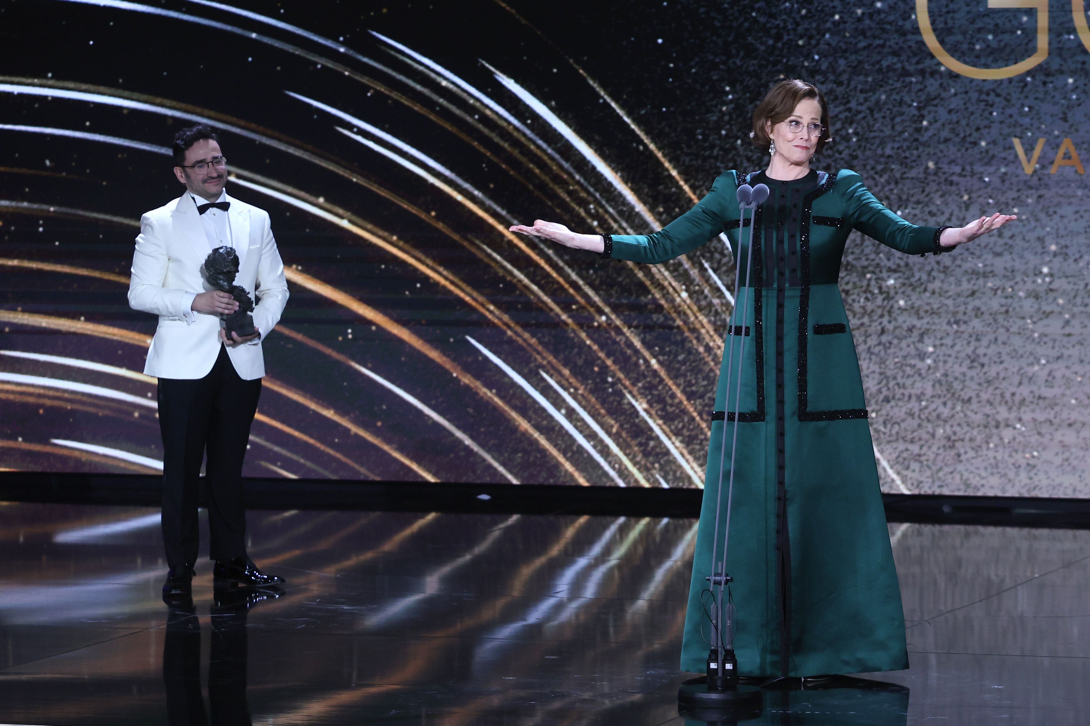 Sigourney Weaver recibe el Goya Internacional de manos de Juan Antonio Bayona.