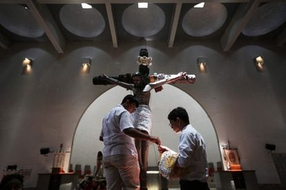 Dos jóvenes preparan la cruz de la catedral de Managua (Nicaragua) para los festejos de Semana Santa, el pasado 7 de abril.