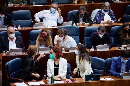 Los diputados de Más Madrid conversan durante el debate de investidura.
