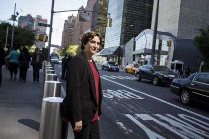 Para la alcaldesa, la actual gestión "no es propia de ciudades que quieren ser del primer mundo y ejemplo de los Derechos Humanos". En la imagen, Ada Colau, en una calle de Manhattan, Nueva York, el 16 de mayo de 2016.