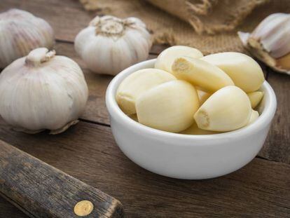 Comer manzana, tomar zumo de limón y otros trucos para quitar el aliento a ajo